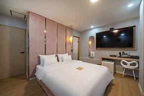 GEOJE-SI HOUND HOTEL JANGSEUNGPO