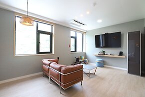 GEOJE-SI HOUND HOTEL JANGSEUNGPO