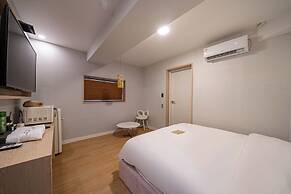 GEOJE-SI HOUND HOTEL JANGSEUNGPO