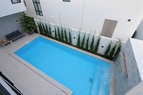 A9 pool villa airport