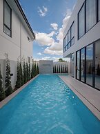 A9 pool villa airport