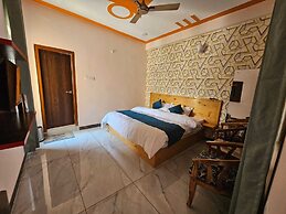 Hotel Necklace Moon Restaurants