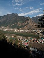 The Whitestone Inn & Suites Manali