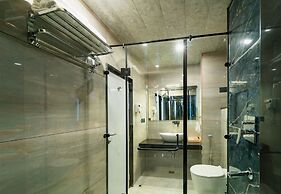 The Whitestone Inn & Suites Manali