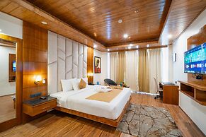 The Whitestone Inn & Suites Manali