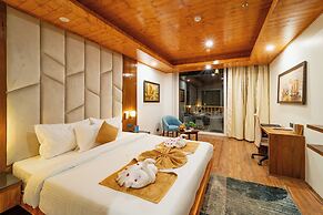 The Whitestone Inn & Suites Manali