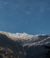 The Whitestone Inn & Suites Manali