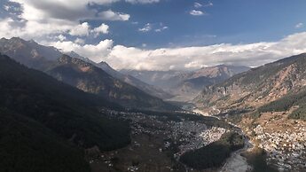 The Whitestone Inn & Suites Manali