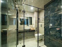 The Whitestone Inn & Suites Manali