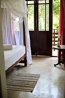 Room in Chalet - Amlou Surf House Mirissa