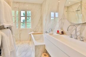 Magnificent Villa Overlooking the bay of Canebiers