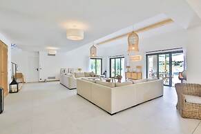 Magnificent Villa Overlooking the bay of Canebiers
