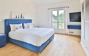 Magnificent Villa Overlooking the bay of Canebiers