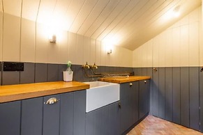 Host Stay Haclins Cottage