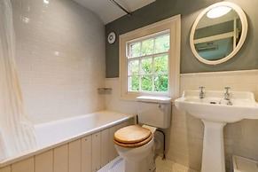 Host Stay Haclins Cottage