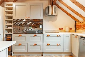 Host Stay Rogues Barn