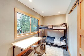 Luxe Valley Home w/ Sauna & Hot Tub Near Mazama