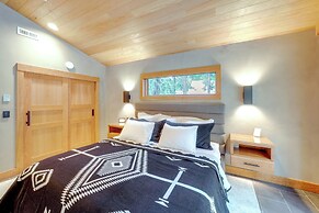 Luxe Valley Home w/ Sauna & Hot Tub Near Mazama