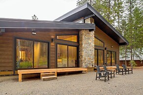 Luxe Valley Home w/ Sauna & Hot Tub Near Mazama