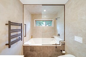 Luxe Valley Home w/ Sauna & Hot Tub Near Mazama