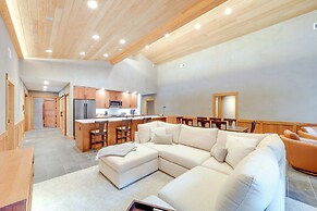 Luxe Valley Home w/ Sauna & Hot Tub Near Mazama