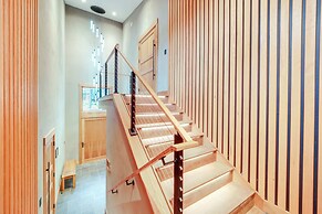 Luxe Valley Home w/ Sauna & Hot Tub Near Mazama