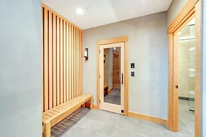 Luxe Valley Home w/ Sauna & Hot Tub Near Mazama