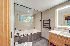 Luxe Valley Home w/ Sauna & Hot Tub Near Mazama
