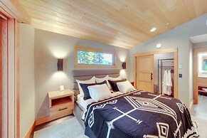 Luxe Valley Home w/ Sauna & Hot Tub Near Mazama