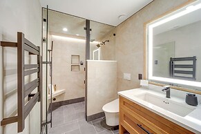 Luxe Valley Home w/ Sauna & Hot Tub Near Mazama