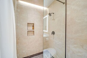 Luxe Valley Home w/ Sauna & Hot Tub Near Mazama