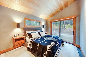 Luxe Valley Home w/ Sauna & Hot Tub Near Mazama