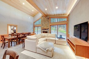 Luxe Valley Home w/ Sauna & Hot Tub Near Mazama