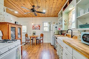 4 Mi to Dinosaur Valley: Rustic Glen Rose Cottage!