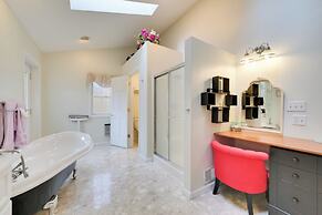 The Country House' - Kalkaska Retreat w/ Fire Pit