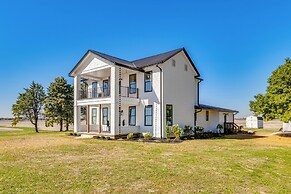 Hope Retreat w/ Furnished Deck Near Parks!