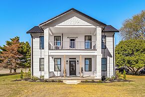 Hope Retreat w/ Furnished Deck Near Parks!