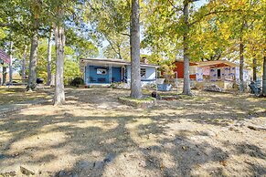 10 Mi to National Park: Patio at Hot Springs Home