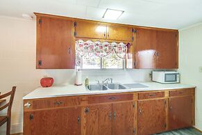 10 Mi to National Park: Patio at Hot Springs Home