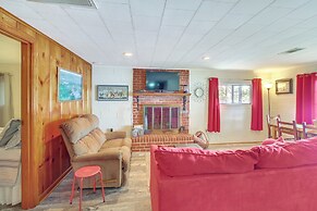 10 Mi to National Park: Patio at Hot Springs Home