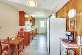 10 Mi to National Park: Patio at Hot Springs Home