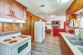 10 Mi to National Park: Patio at Hot Springs Home