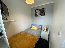 Host Stay Cotman Close