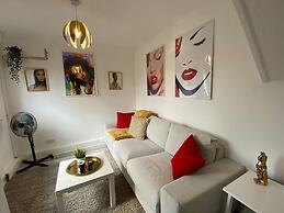 Host Stay Cotman Close