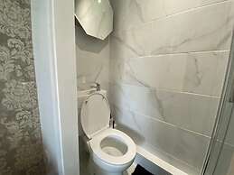 Host Stay Cotman Close