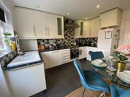 Host Stay Cotman Close