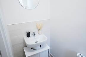 Host Stay Hewitt Close