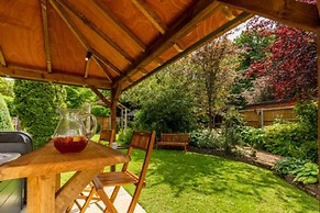 Host Stay Woodside House