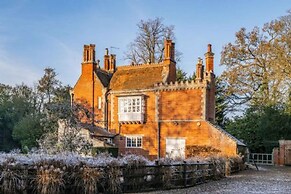 Host Stay Bressingham Lodge