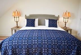 Host Stay Number Two Piglets